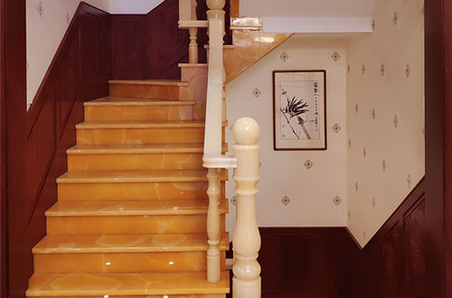 西固中式别墅室内汉白玉石楼梯的定制安装装饰效果